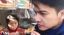 "Makan sambil di plototin, ternyata belum bayar 🤣🤣🤣, @tsukijisushi tempat umkm nya jepang, bersih dan teratur sekali," tulis pemeran film Dejavu: Ajian Puter Giling sebagai keterangan foto. (Instagram/dimasseto_1)