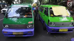 Angkutan Kota (Angkot) 09 jurusan Sukasari-Warung Jambu melakukan aksi mogok di kawasan Tugu Kujang, Bogor, Selasa (13/11). Aksi mereka mengakibatkan penumpang angkot terlantar dan membuat kemacetan. (Merdeka.com/Arie Basuki)