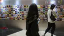 Pengunjung melihat foto para pembicara yang dipajang di area pintu masuk IdeaFest 2026 di Jakarta Convention Center, Senayan, Jakarta, Jumat (4/9/2026). (KLY/Budy Santoso)