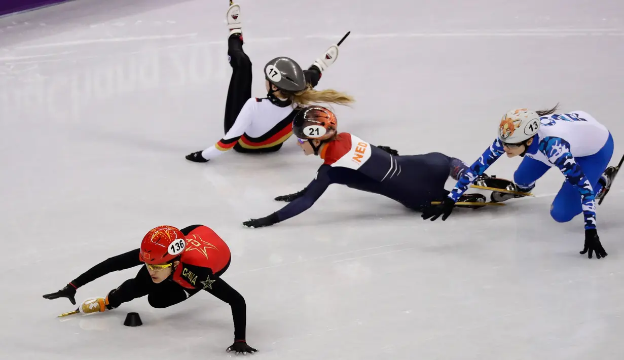 Tiga atlet wanita jatuh usai mengalami tabarakan saat mengikuti balapan skating trek pendek 1000 meter di Olimpiade Musim Dingin 2018 di Gangneung, Korea Selatan (20/2). (AP Photo / Morry Gash)