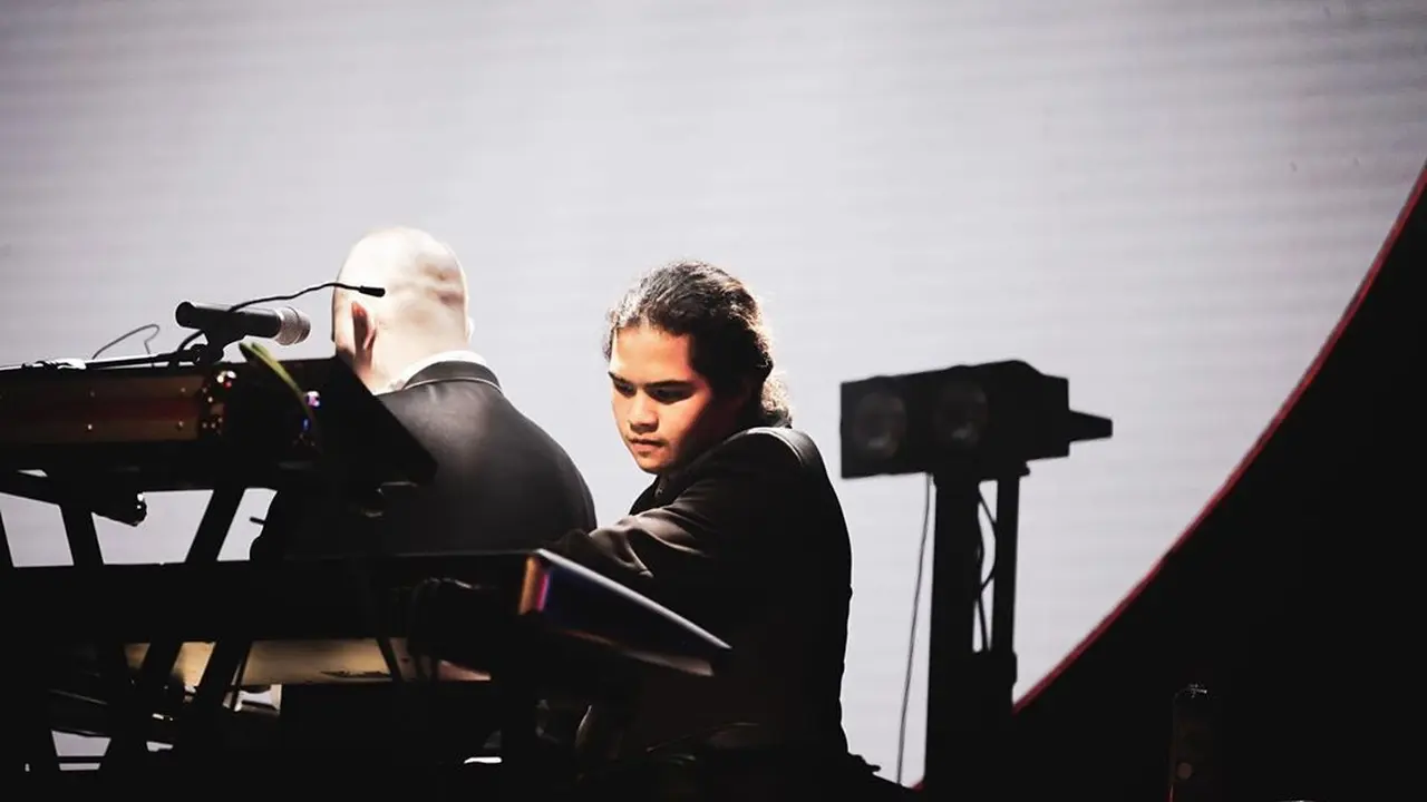 Potret Dul Jaelani saat manggung di konser bertajuk 20 Tahun Bintang Lima Tour 2020 DEWA 19 di Surabaya