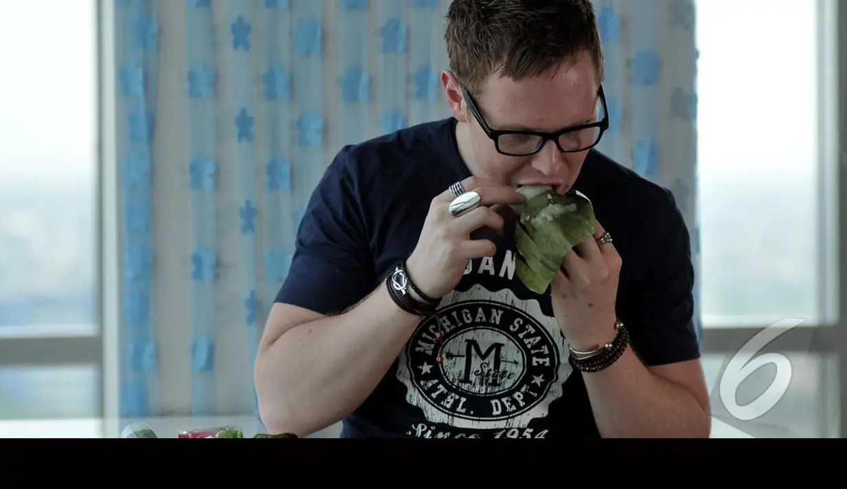 Pada kesempatan itu, Matt mendapatkan tantangan untuk mencicipi macam-macam makanan tradisional khas Indonesia. Foto diambil pada Rabu (17/8/2014) (Liputan6.com/Johan Tallo)