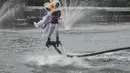 Atraksi spektakuler ini menampilkan barongsai yang seolah "terbang" dan menari di atas permukaan air danau dengan koreografi yang dinamis. Tampak dalam foto, penampil mengenakan kostum barongsai beratraksi Aerial Lion Dance di Danau Senayan Park, Jakarta, 14 Februari 2026. (merdeka.com/Arie Basuki)