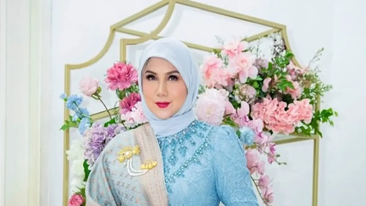 Potret Marini Zumarnis Pakai Kebaya Panjang Modern