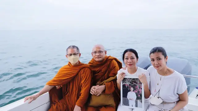 Catatan Dewi Lestari Soal Kremasi Reza Gunawan.