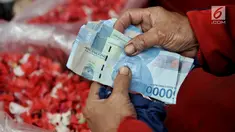 Pedagang menghitung uang hasil penjualan kembang makam di Pasar Rawa Belong, Jakarta, Senin (29/4). Musim ziarah kubur atau nyekar jelang Ramadan membawa berkah tersendiri bagi pedagang kembang makam di Pasar Rawa Belong. (merdeka.com/Iqbal Nugroho)