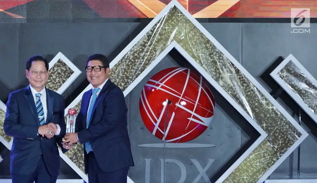 Dirut PT Bursa Efek Indonesia Inarno Djajadi (kanan) memberikan penghargaan kepada Presdir BCA Jahja Setiaatmadja (kiri) pada IDX Channel Innovation Awards 2019 di Jakarta, Rabu (14/8/2019). IDX Channel memberikan apresiasi dalam penerapan digitalisasi perbankan sepanjang 2018. (Liputan6.com/HO/Eko)