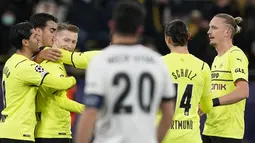 Gelandang Borrusia Dortmund, Marco Reus berselebrasi dengan rekan-rekannya usai mencetak gol ke gawang Besiktas pada pertandingan Grup C Liga Champions di Signal Iduna Park, Jerman, Rabu (8/12/2021). Dortmund menang telak atas Besiktas dengan skor 5-0. (AP Photo/ Martin Meissner)