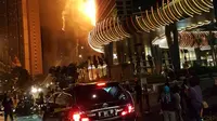 Warga melihat kebakaran yang terjadi di Gedung Neo Soho, Jakarta Barat, Rabu (9/11). (Istimewa)