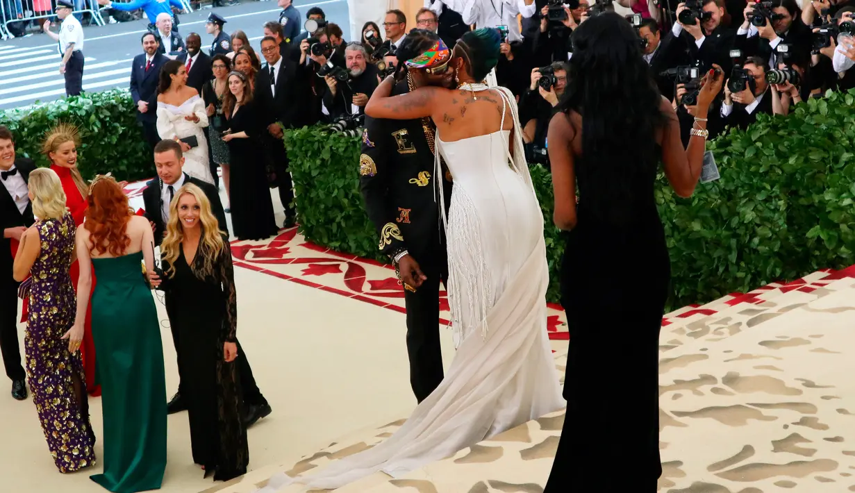 Kesha Ward memeluk sang kekasih, rapper 2 Chainz seusai dilamar pada acara Met Gala 2018 di Metropolitan Museum of Art, New York, Senin (7/5). Dalam acara Met Gala, Chainz melamar sang kekasih yang telah memberikannya dua orang putri. (AP/John Carucci)