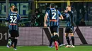 Pemain Atalanta Teun Koopmeiners (kanan) merayakan setelah mencetak gol ke gawang Sampdoria pada pertandingan sepak bola Serie A Liga Italia di Stadion Azzuri d'Italia, Bergamo, Italia, 28 Februari 2022. Atalanta menang 4-0. (MIGUEL MEDINA/AFP)