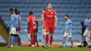 Bek Birmingham City, Marc Roberts (tengah) tampak kecewa usai dikalahkan Manchester City 0-3 dalam laga babak ke-3 Piala FA 2020/21 di Etihad Stadium, Minggu (10/1/2021). (AFP/Oli Scarff/Pool)