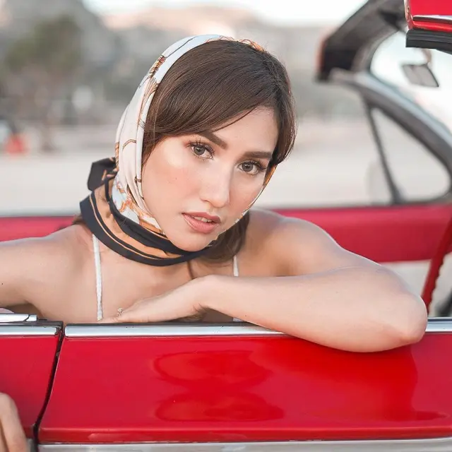 7 Pesona Louise Anastasya dengan Gaya Vintage Ala Selena Gomez