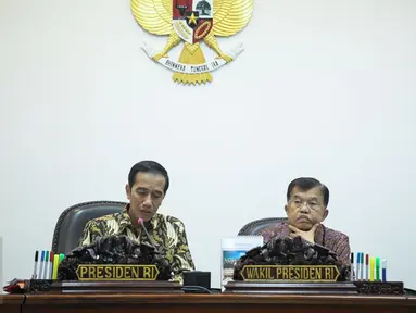 Presiden Joko Widodo (Jokowi) bersama Wakil Presiden Jusuf Kalla memimpin rapat terbatas di Kantor Presiden, Jakarta, Rabu (16/12). Rapat itu membahas penanganan radikalisme dan persiapan Hari Raya Natal serta Tahun Baru 2016. (Liputan6.com/Faizal Fanani)