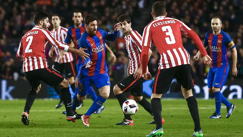 Athletic Bilbao ketika bertemu Barcelona di Copa del Rey musim ini. Mereka berharap bantuan Lionel Messi dan kawan-kawan untuk lolos Liga Europa 2018/2018. (EPA/Quique Garcia)