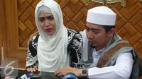 Ustaz Solmed dan April Jasmine saat memberi keterangan pers terkait kabar Ustaz Solmed dikeroyok warga Serang. [Foto: Sapto Purnomo/Liputan6.com]