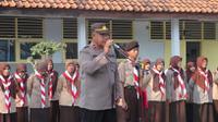 Polisi menjadi pembina upacara di sekolah SLTA sederajat di Pemalang, Senin (14/8/2023). (Foto: Liputan6.com/Polres Pemalang)