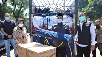 Mensos Risma menyalurkan bantuan bed dan masker untuk Surabaya Raya. (Dian Kurniawan/Liputan6.com)