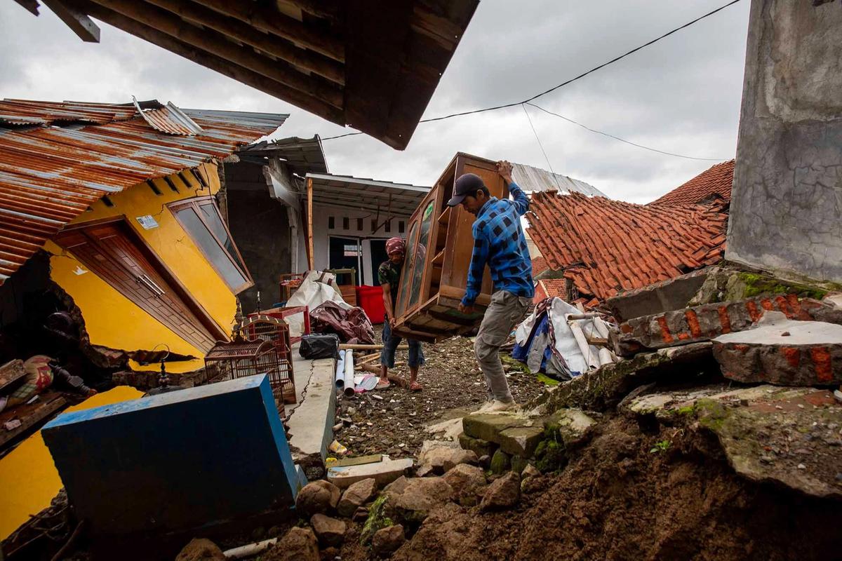 FOTO: Ribuan Warga Padasari Mengungsi Akibat Tanah Bergerak