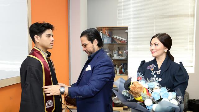 Tampil Kompak, Ini 7 Momen Wisuda SMA Putra Cut Keke dan Malik Bawazier