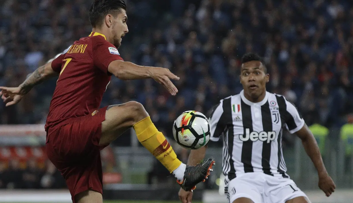 Bek Juventus, Alex Sandro, berusaha menghadang gelandang AS Roma, Lorenzo Pellegrini, pada laga Serie A di Stadion Olimpico, Senin (14/5/2018). AS Roma imbangi Juventus dengan skor 0-0. (AP/Gregorio Borgia)