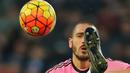 Pemain Juventus, Leonardo Bonucci  menghalau bola dari kejaran para pemain Udinese pada lanjutan Liga Italia Serie A antara Udinese vs Juventus di Stadion 'Dacia Stadium', Udine, Minggu (17/1/2016).  (AFP Photo/Marco Bertorello)