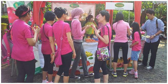 Booth Sunpride dikerumuni peserta LovePink Sunday Fun Walk