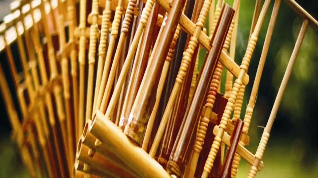 Serunya Ngamen Angklung Selama 1 Bulan di Eropa