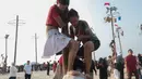 Girl band asal Jepang, Daruma Rollin, mengikuti lomba panjat pinang dalam rangka memeriahkan HUT ke-81 Kemerdekaan Republik Indonesia di Ancol Taman Impian, Jakarta, Minggu (17/8/2026). Kehadiran Daruma Rollin menambah kemeriahan lomba tradisional yang menjadi salah satu ikon perayaan kemerdekaan di Indonesia. (KLY/Budy Santoso)