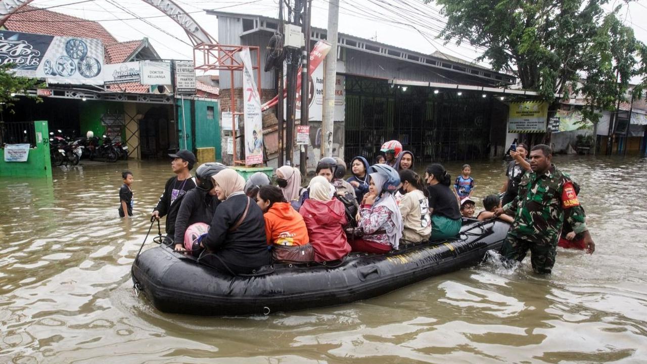 Jokowi mengatakan telah dilakukan teknologi modifikasi cuaca (TMC), dengan menggeser awan ke arah laut.