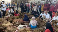 Calon presiden nomor urut tiga Ganjar Pranowo saat berkunjung ke Gudang Tembakau Empatlima di Klaten, Jawa Tengah, Rabu (27/12/2023). (Liputan6.com/Muhammad Radityo Proyasmoro)