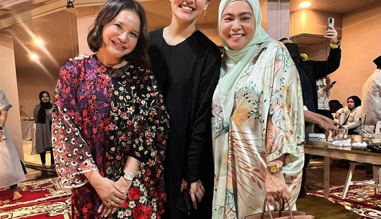 Rossa tampil berbunga-bunga mengenakan lace dress warna-warni yang begitu cantik.  [@astridkuya/@maiaestiatyreal/@aurelie.hermansyah]