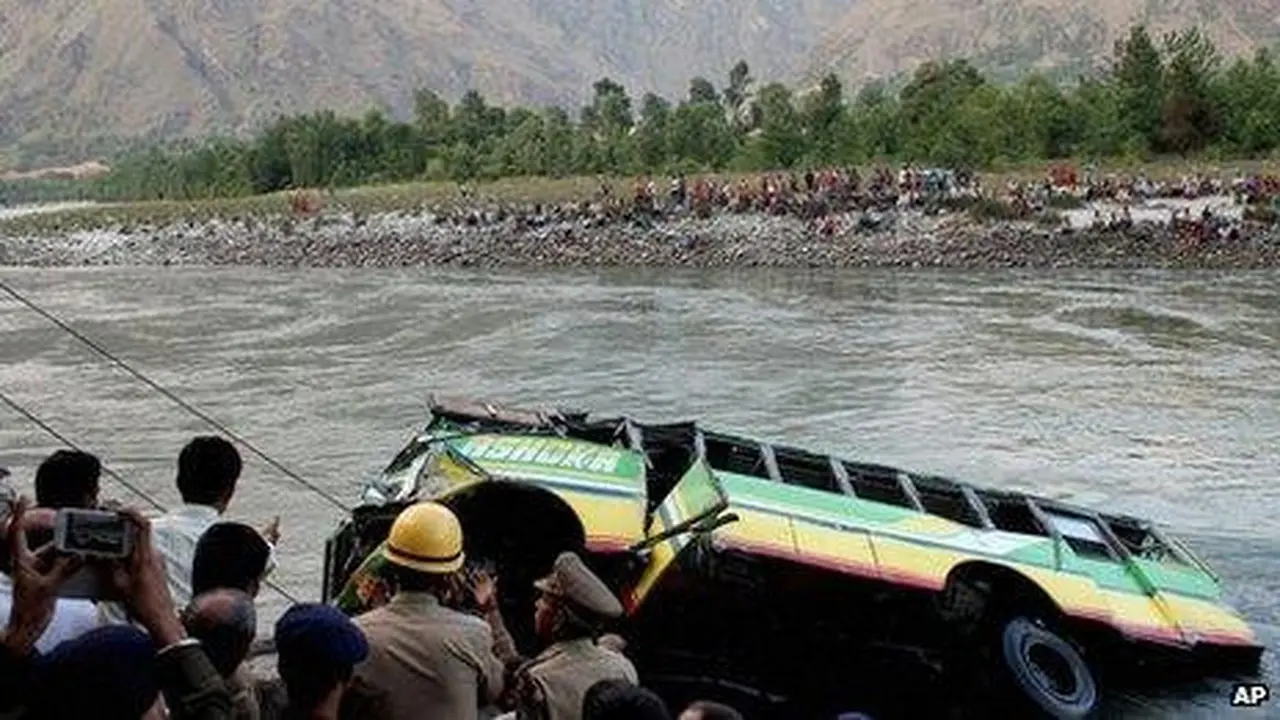 Bus Jatuh ke Sungai di India