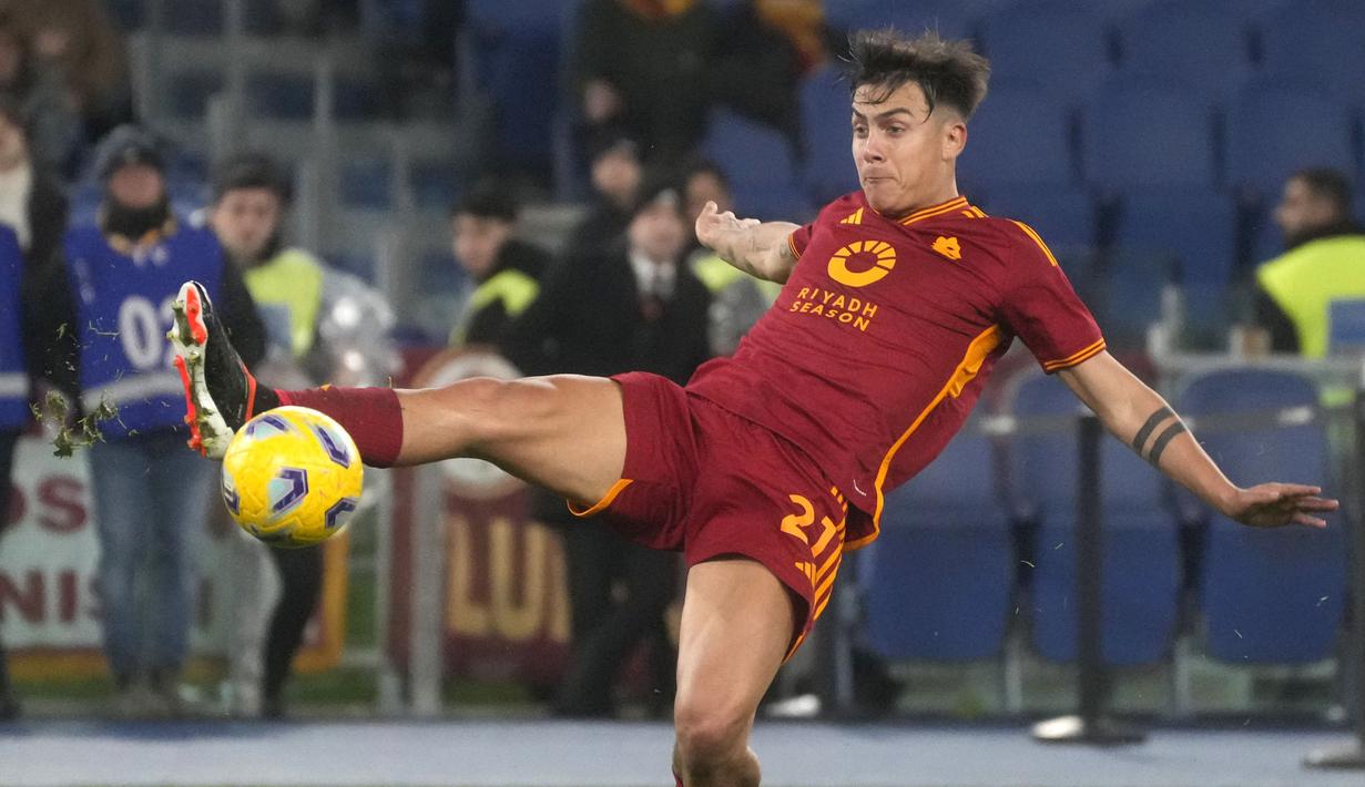 Pemain AS Roma, Paulo Dybala mengontrol bola saat laga lanjutan Liga Italia 2023/2024 melawan Torino di Olympic Stadium, Roma, Italia, Selasa, (27/02/2024) dini hari WIB. (AP Photo/Gregorio Borgia)