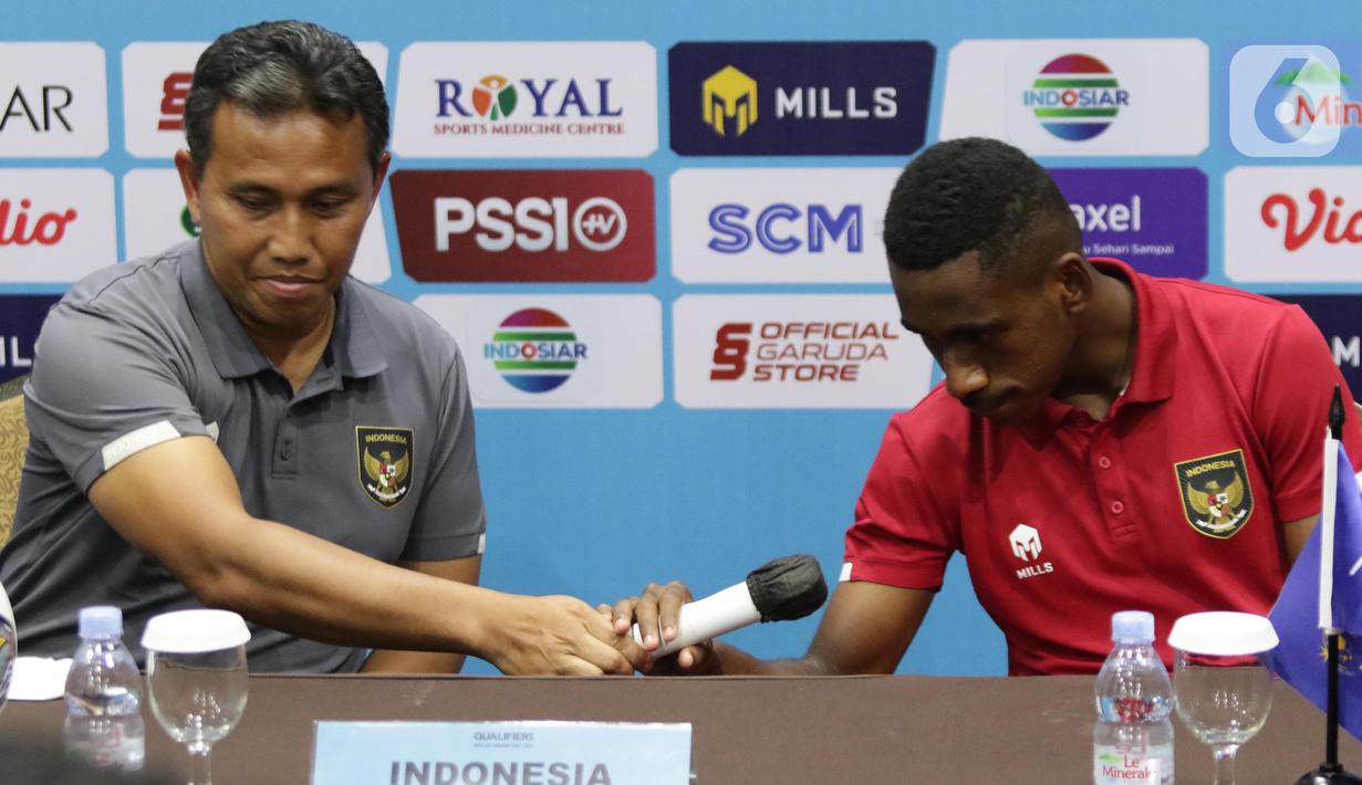 Pelatih timnas U-17 Indonesia, Bima Sakti (kiri) bersama pemain timnas U-17 Indonesia, Iqbal Gwijangge saat memberi keterangan terkait kesiapannya menghadapi laga Kualifikasi Piala AFC U-17 2023 grup B, Kabupaten Bogor, Jawa Barat, Jumat (30/9/2022). Timnas U-17 Indonesia menyatakan kesiapannya baik fisik maupun mental dalam menghadapi babak Kualifikasi Piala AFC U-17 2023 grub B. (Liputan6.com/Helmi Fithriansyah)