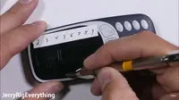 Penampakan Nokia 3310 edisi 2017 saat disiksa (YouTube/ JerryRigEverything)