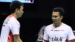 Pemain Indonesia,  Hendra Setiawan dan M.Ahsan merayakan kemenangan atas pasangan Korea Selatan pada semifinal Piala Thomas di Kunshan, China (20/5/2016). (Bola.com/PBSI)