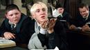 Salah satu tingkah menyebalkan Draco saat menjahili Harry Potter ketika di ruang kelas. Tingkah jahil Draco pada Harry awalnya muncul karena Harry menolak ajakan perkenalan yang ditawarkan Draco saat pertama kali masuk Hogwarts. (Instagram/@wizardingworld)