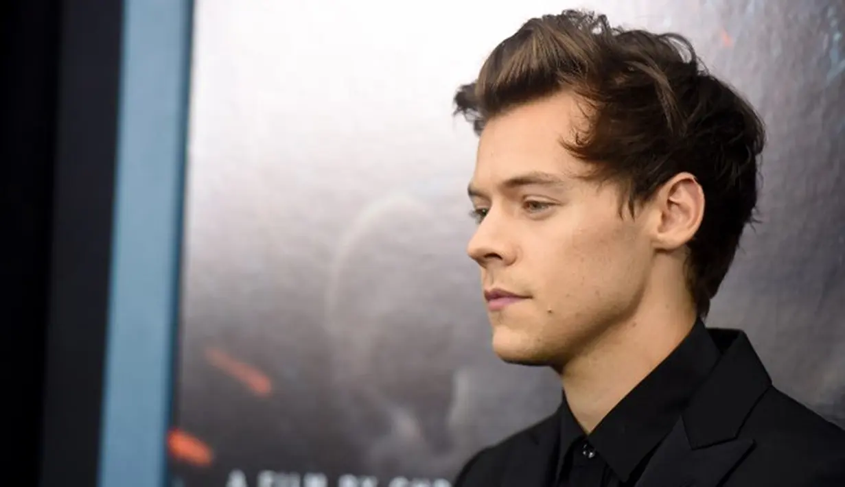 Ketampanan Harry Styles memang tak dapat diragukan lagi. Terlebih ketika ia membintangi  film perdananya yang berjudul ‘Dunkirk’. Kisah cinta Harry pun sering kali menjadi sorotan masyarakat, terlebih gadis remaja. (AFP/JAMIE MCCARTHY)