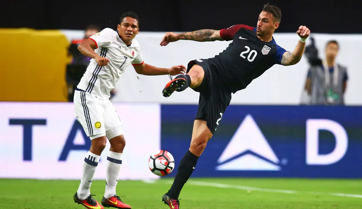 Pemain Kolombia, Carlos Bacca (kiri), berebut bola dengan pemain AS, Geoff Cameron, pada laga perebutan tempat ketiga Copa America Centenario 2016 di Stadion Universitas Phoenix, AS, Minggu (26/6/2016) pagi WIB. (Reuters/Mark J. Rebilas-USA Today Sports)