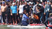 Warga menyaksikan pertandingan antara Menteri KKP Susi Pudjiastuti dan Wagub DKI Jakarta Sandiaga Uno mengarungi danau sunter selama Festival Danau Sunter di Jakarta, Minggu (25/2). (Liputan6.com/Angga Yuniar)
