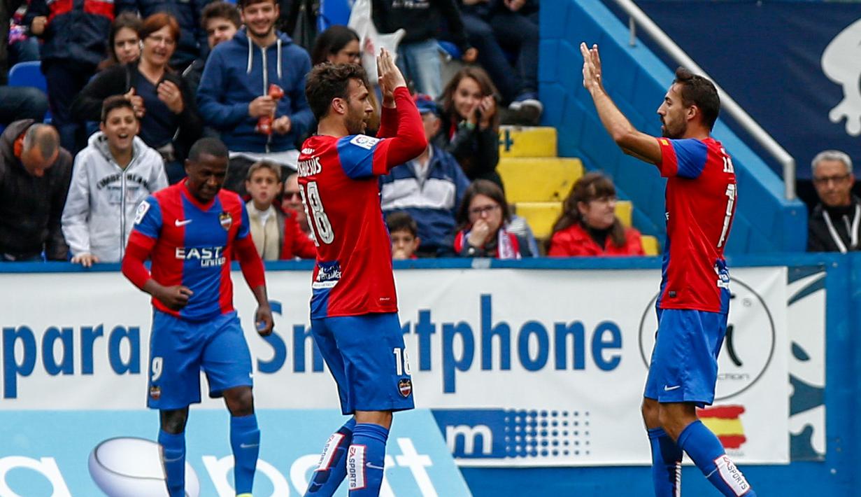 Pemain Levante, Victor Casadesus (tengah) mencetak satu gol saat timnya menang atas Atletico Madrid pada lanjutan La LIga Spanyol pekan ke-37 di Stadion Ciutat de Valencia,  Valencia, (8/5/2016). (AFP/Biel Alino)