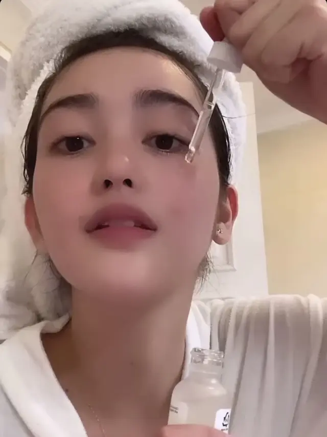 Ranty Maria menggunakan serum wajah/dok. (Instagram/rantymaria)