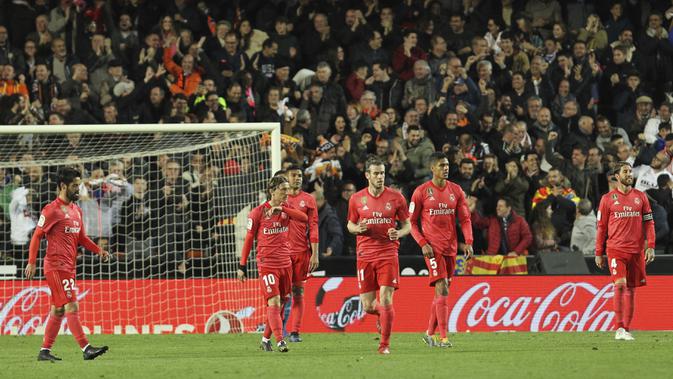 Pemain Real Madrid tampak lesu usai ditaklukkan Valencia pada laga La Liga 2019 di Stadion Mestalla, Rabu (3/4). Valencia menang 2-1 atas Real Madrid. (AP/Alberto Saiz)