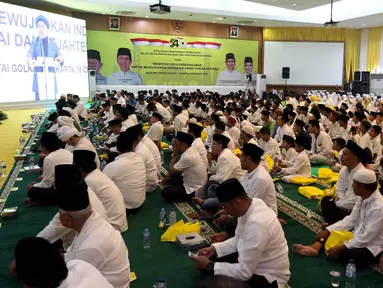 Suasana Istighosah menyambut Milad ke-54 Partai Golkar dan Hari Santri Nasional, di aula DPP Partai Golkar, Jakarta, Kamis (18/10). Kegiatan itu bertema "Memperkokoh Keberagaman untuk Mewujudkan Indonesia Damai dan Sejahtera". (Liputan6.com/Johan Tallo)