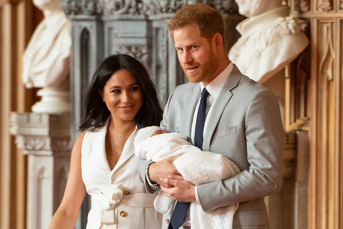 Pangeran Harry dan Meghan Markle Pamer Wajah Bayi Pertamanya