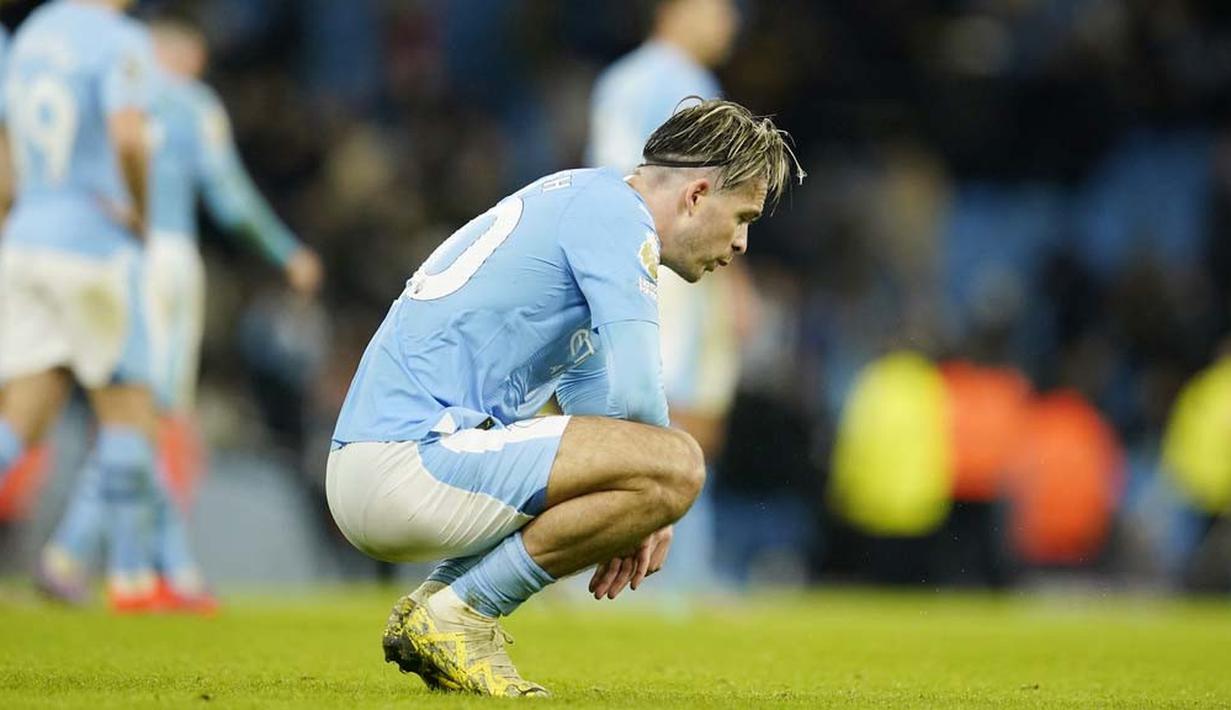 Pemain Manchester City, Jack Grealish, tertunduk lesu setelah laga Crystal Palace dalam duel pekan ke-17 Liga Inggris 2023/2024 di Stadion Etihad, Sabtu (16/12/2023). Kali ini dua gol Man City dicetak oleh Jack Grealish (24') dan Rico Lewis (54'). Palace membalas di babak kedua melalui aksi Jean-Philippe Mateta (76') dan penalti Michael Olise (90+5'). (AP Photo/Dave Thompson)