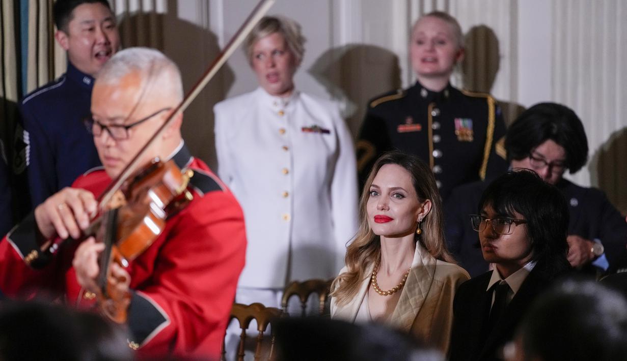 Mantan istri Brad Pitt itu ditemani anak pertamanya, Maddox Chivan Jolie Pitt. (AP Photo/Susan Walsh)