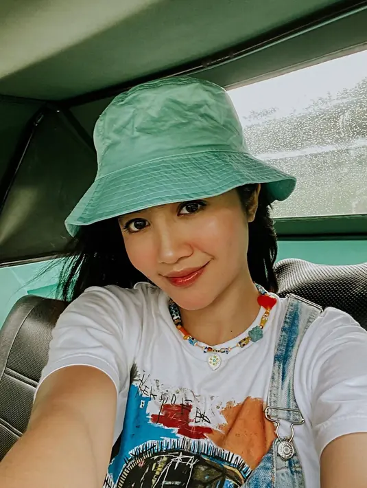 Tampil kasual, penampilan Febby Rastanty pun tetap menawan. Ia pun selalu senang saat liburan ke Jogja dengan segala pesonanya. Banyak netizen puji penampilannya dan tidak sedikit yang penasara dengan tempat-tempat yang tengah ia kunjungi. (Liputan6.com/IG/@febbyrastanty)