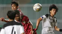 Pemain Timnas Indonesia U-17, Muhammad Nabil Asyura (tengah) menyundul bola ke gawang Timnas Guam U-17 dalam pertandingan Grup B Kualifikasi Piala Asia U-17 2023 yang berlangsung di Stadion Pakansari, Bogor, Senin (3/10/2022). (Bola.com/Bagaskara Lazuardi)